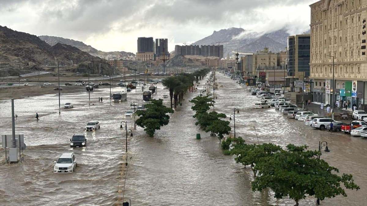 Saudiya Arabistonida yomg‘irlar tufayli Makka va Madinani suv bosdi