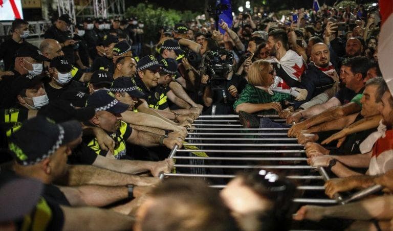 Foto: Tbilisida namoyishchilar politsiya bilan to‘qnashdi