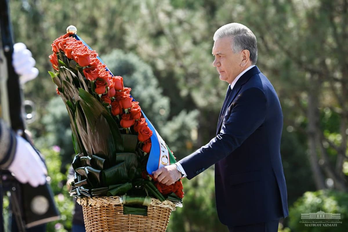 Foto: Shavkat Mirziyoyev Islom Karimov haykali poyiga gulchambar qo‘ydi