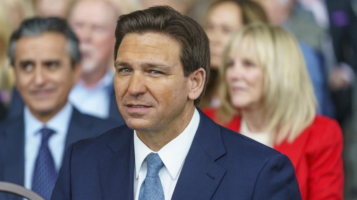 Ron Desantis prezidentlik poygasidan chiqdi va Trampni qo‘llab-quvvatladi