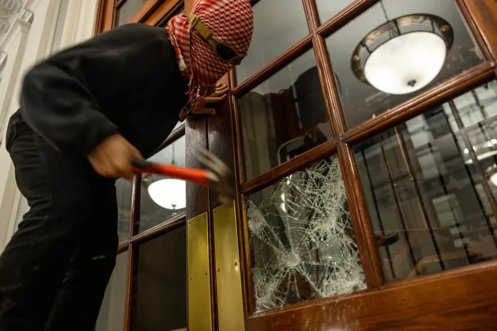 Falastin tarafdorlari Kolumbiya universiteti binosini egallab olishi. Fotosuratlar