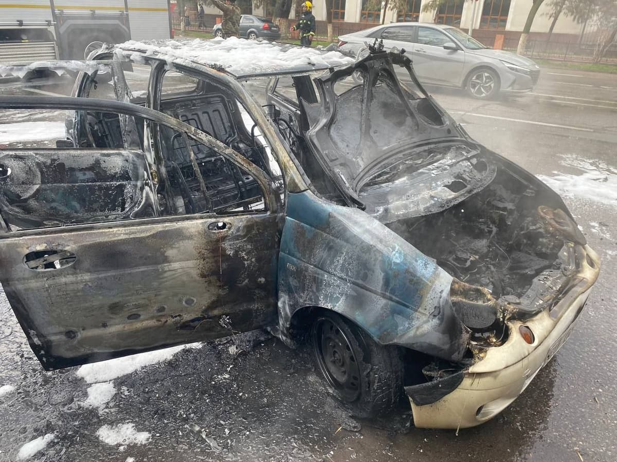 Toshkent markazida avtomobil yonib ketdi