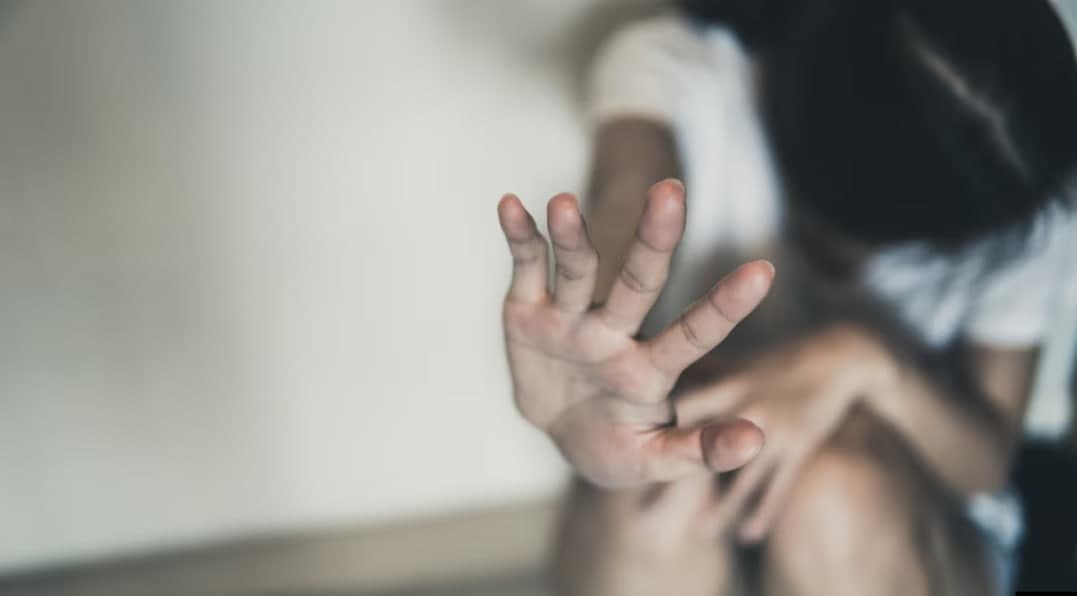 Navoiyda voyaga yetmagan qizni o‘nga yaqin kishi zo‘rladi. Ulardan biri shu ishni tergov qilgan tergovchi
