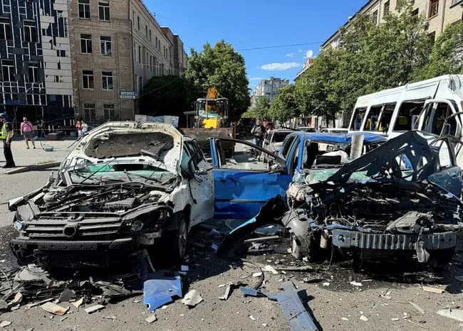 Харкив бўйлаб зарба берилди. Авиабомбалардан бири турар жой биносига тушган
