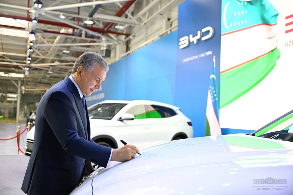 С конвейера завода BYD в Узбекистане сошли первые автомобили