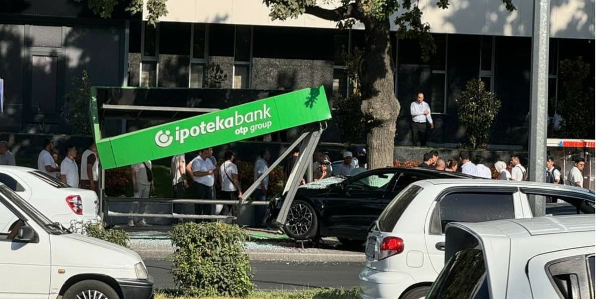 Toshkentda Zeekr avtomashinasi yo‘l chetidagi avtobus bekatiga borib urildi