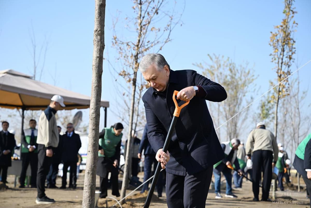 Shavkat Mirziyoyev “Yashil makon” loyihasi doirasida barpo etilayotgan yangi bog‘ga ko‘chat ekdi