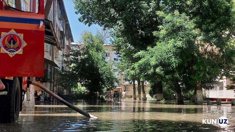 Streets flooded due to a pipe rupture in caital’s Yunusabad district