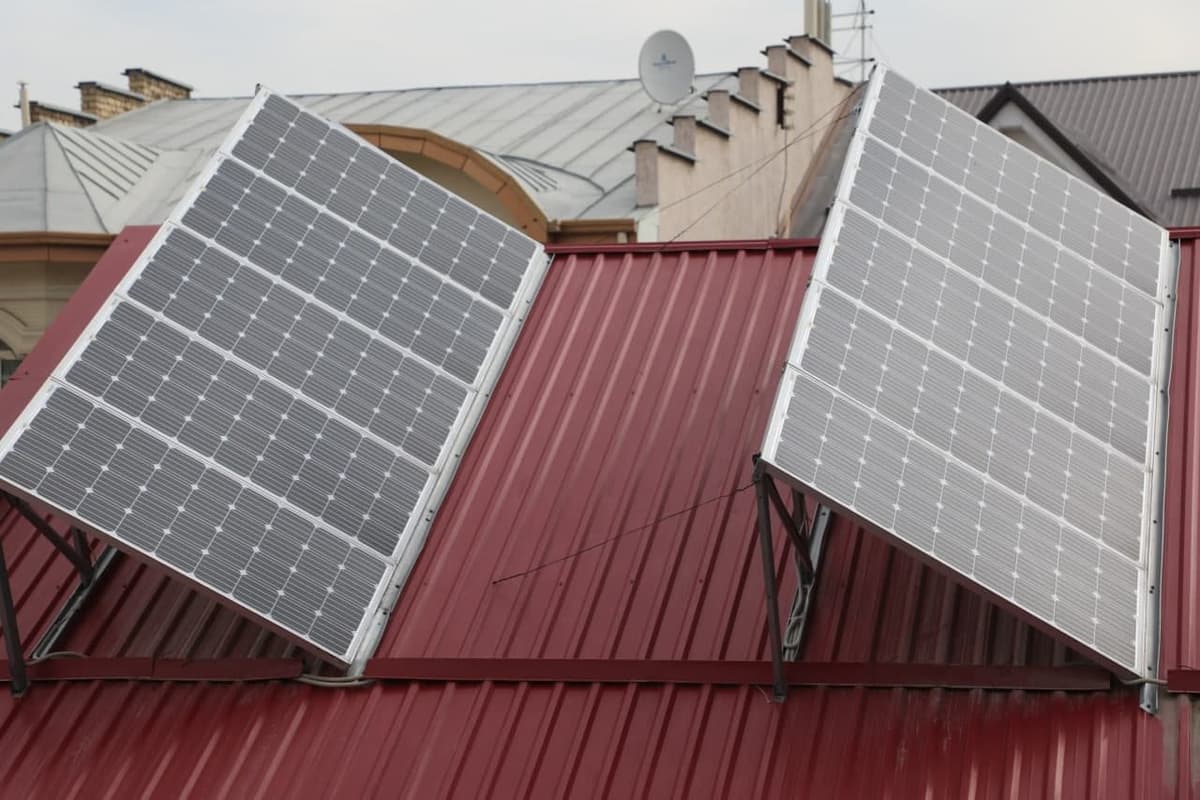 Energy Ministry addresses surge in public complaints over mandatory solar panel installations