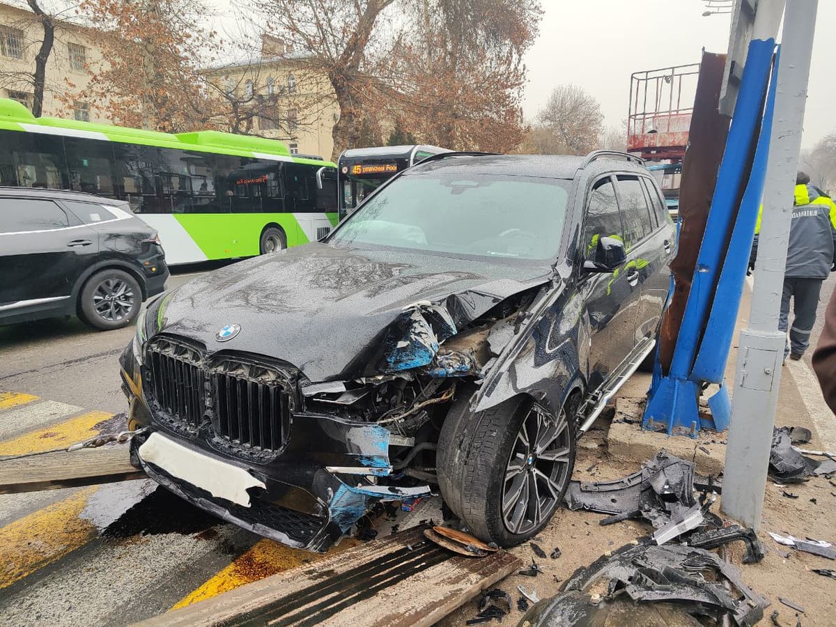 Toshkentda BMW avtomobili yo‘l yoritgich ustuniga borib urildi