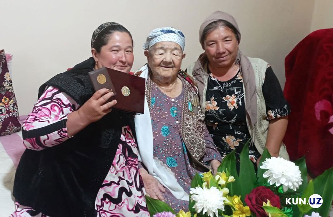 Qoraqalpog‘istonlik 110 yoshli momo “Shuhrat” medali bilan taqdirlandi