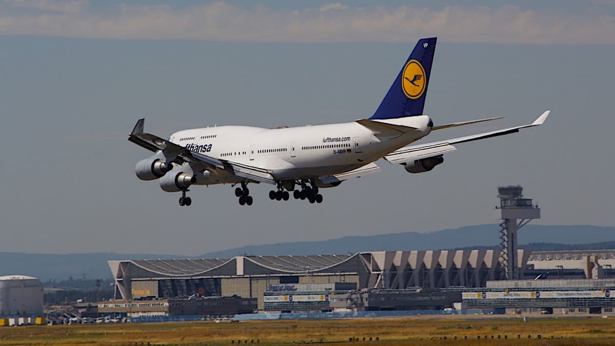 Lufthansa раҳбари: ГФРга парвозлар сони қисқаришда давом этади