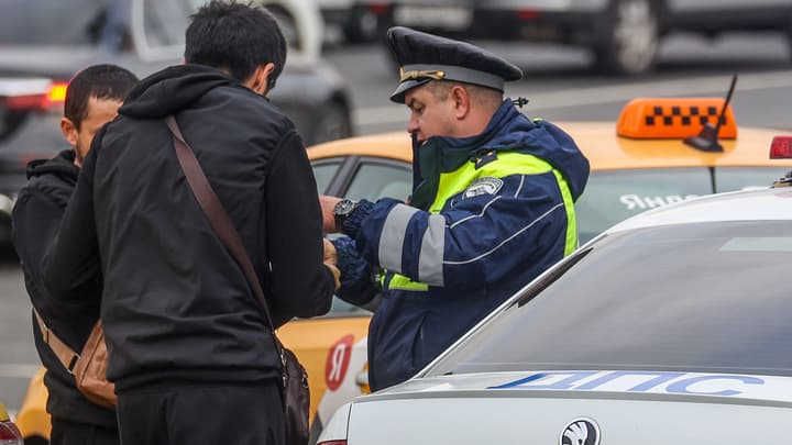 Rossiyaning bir hududida migrantlarga jamoat transportini boshqarish taqiqlandi