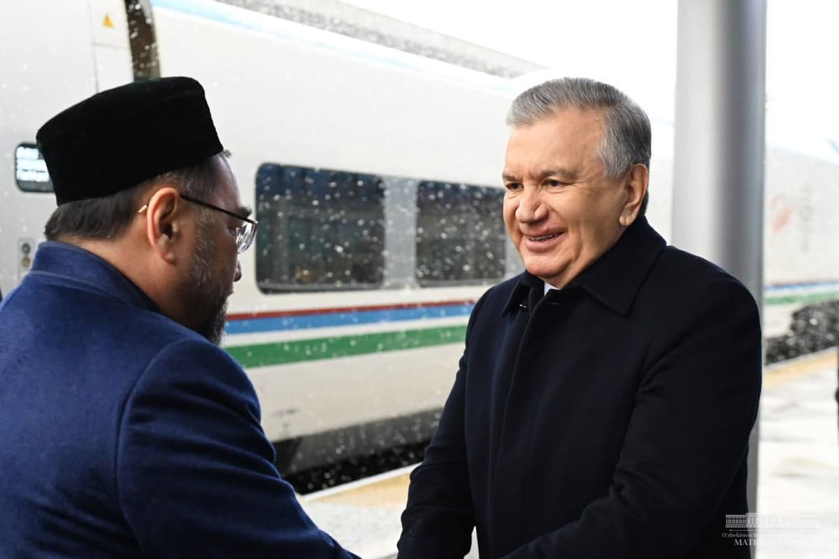Foto: Prezident Sirdaryo viloyatiga poyezdda yo‘l oldi