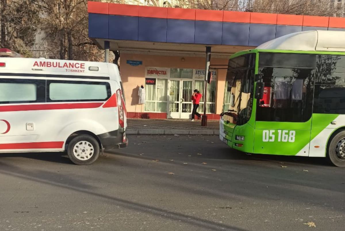 В Ташкенте женщина получила травмы выпав из движущегося автобуса