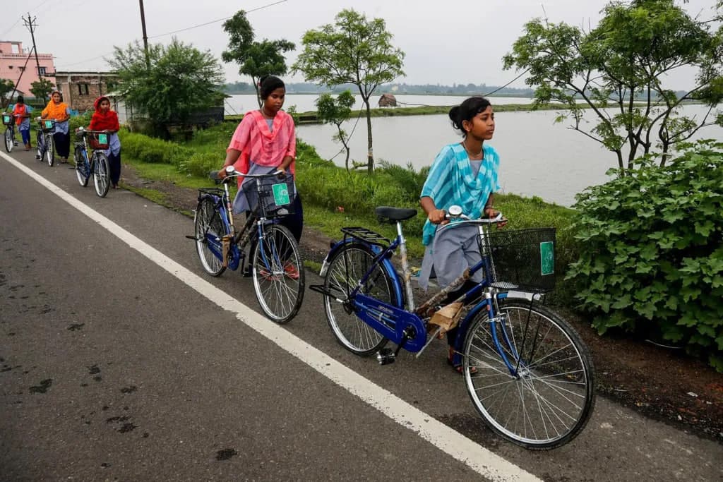 “Sokin inqilob” - Hindistonda velosipedlar qizlarning maktabga qatnashida asosiy transportga aylandi