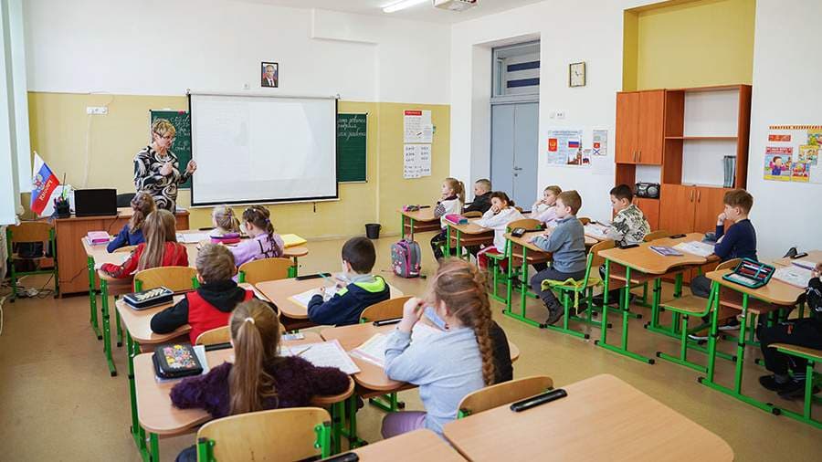Tensions flare in Kaliningrad over school principal’s proposal for parents to learn Uzbek