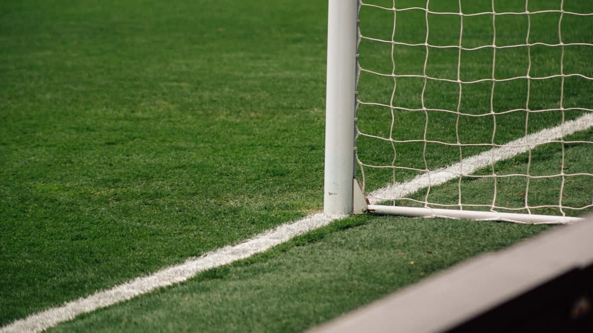 Toshkentda maktab o‘quvchisi ustiga futbol maydonidagi darvoza qulashi tufayli vafot etdi