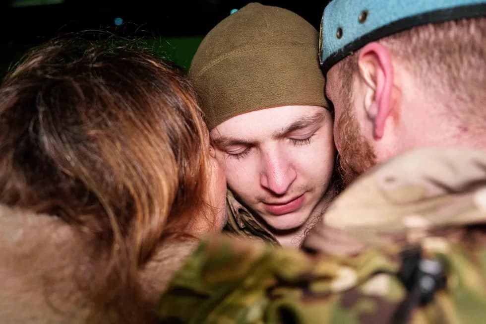 Rossiya va Ukraina o‘rtasida asirlar almashuvi - fotosuratlar