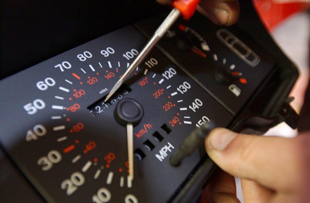 Avtomobil odometrini o‘zgartirib, bu haqda xaridorni ogohlantirmaganlik uchun javobgarlik belgilanadi