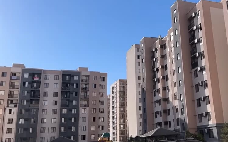В Ташкенте женщина выбросила из окна многоэтажки двоих детей и выпрыгнула сама