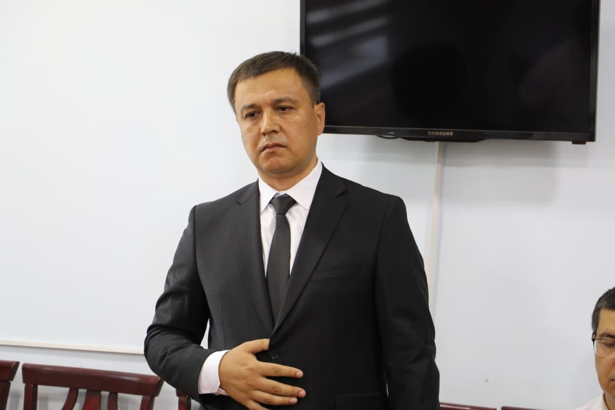 В Чусте председатель суда избил своего помощника. Ему грозит административная ответственность