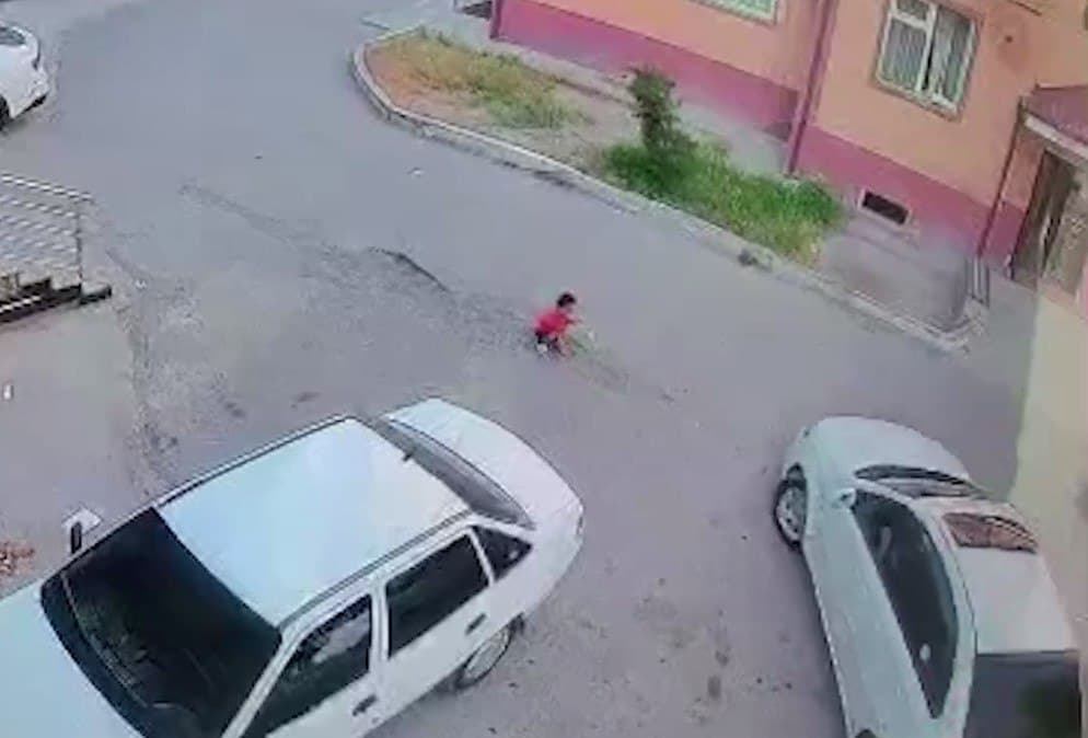 В Маргилане автомобиль Gentra переехал маленького ребёнка, игравшего у дороги