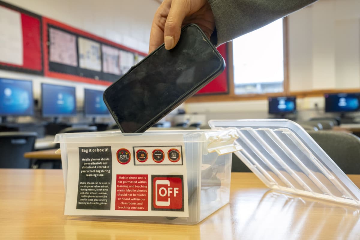 Dunyo bo‘ylab maktablarda telefon cheklovlari keskin oshdi