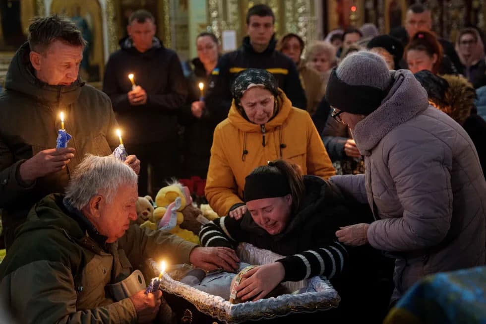 Kriviy Rihda raketa zarbasi qurboni bo‘lgan bolalar bilan vidolashishdi - fotolar