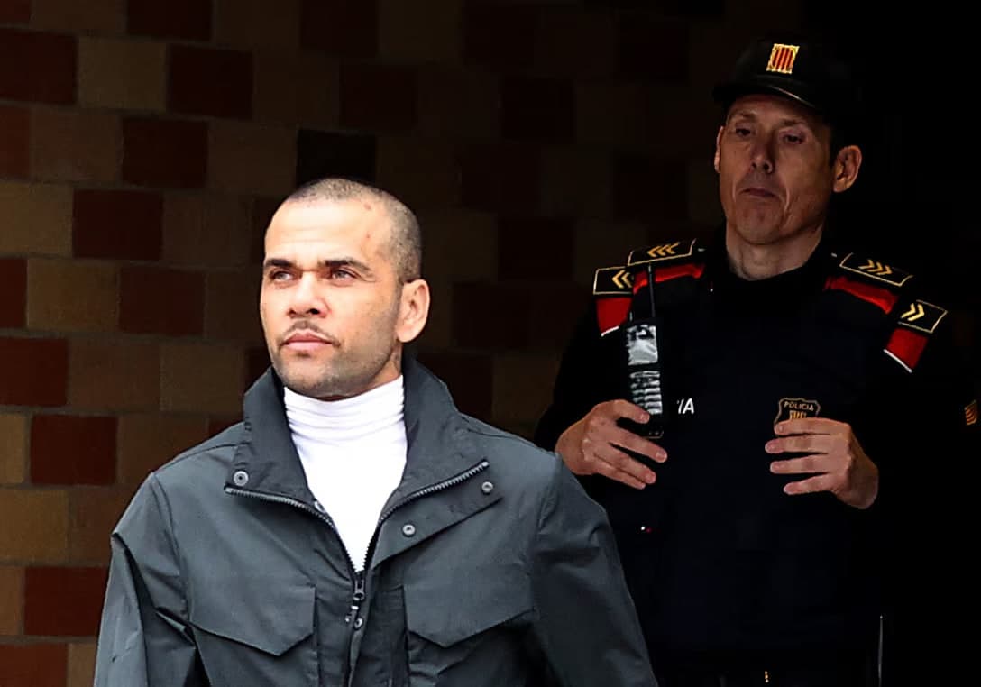 Суд футболчи Дани Алвеснинг 4,5 йиллик қамоқ ҳукмини бекор қилди