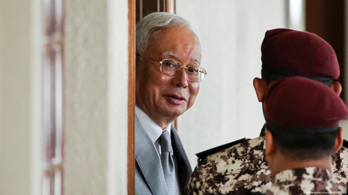 Malayziya sobiq bosh vaziri 15 yilga qamaldi