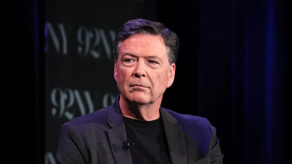 Трамп ФТБ собиқ раҳбари Жеймс Комига қарши айблов қўйилишига эришди