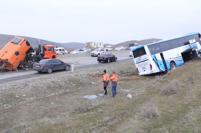Jizzaxda avtobus va yuk mashinasi to‘qnashdi