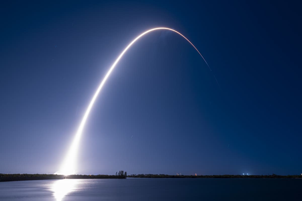 SpaceX ikkita tijoriy apparat ortilgan raketasini uchirdi. Ular Oyga qo‘nishni amalga oshiradi