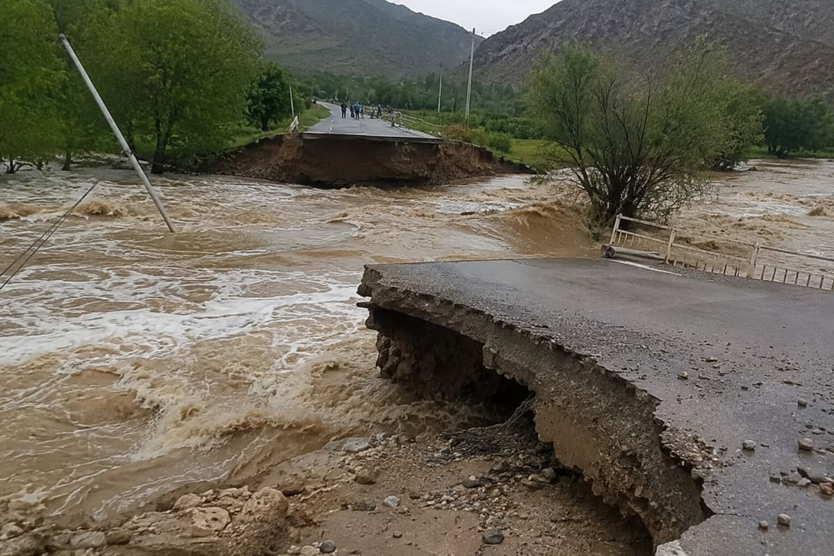Ohangaronda sel ko‘prikni oqizib ketdi