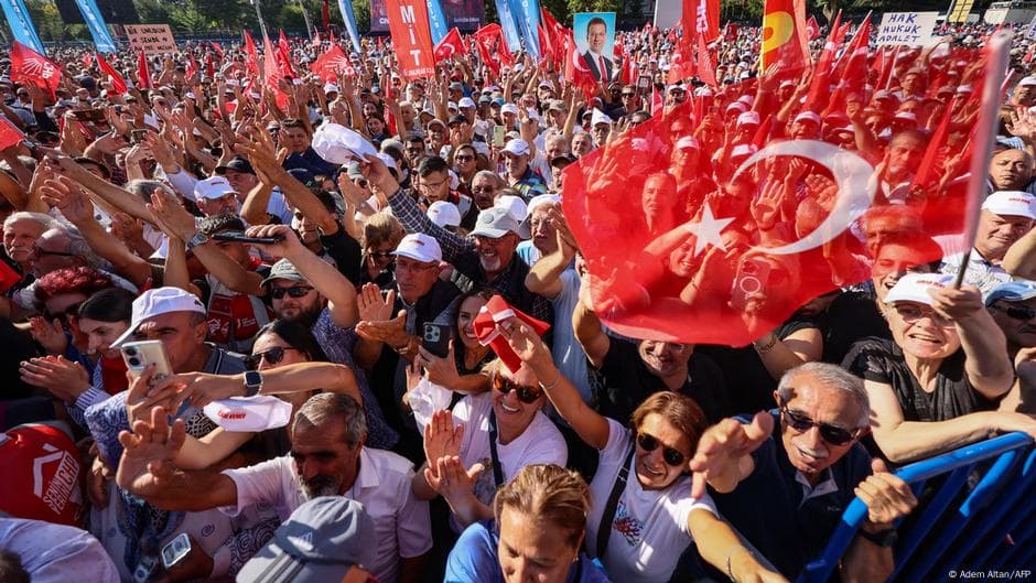 Turkiyada muxolifat namoyishlariga o‘n minglab odamlar keldi