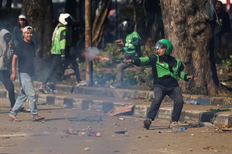 Indoneziya prezidenti namoyishchilar talabini bajarishga rozi bo‘ldi
