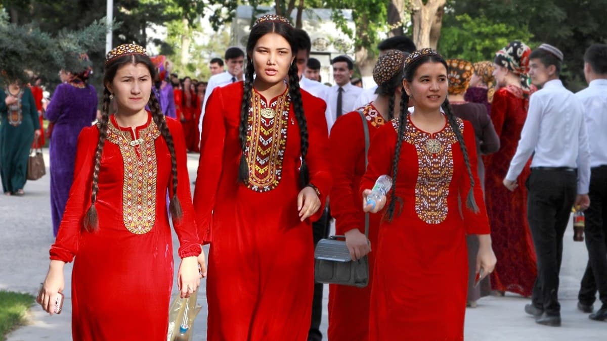 Turkmanistonda turmushga chiqmagan ayollarga ishda sariq ro‘mol o‘rash buyurildi – OAV