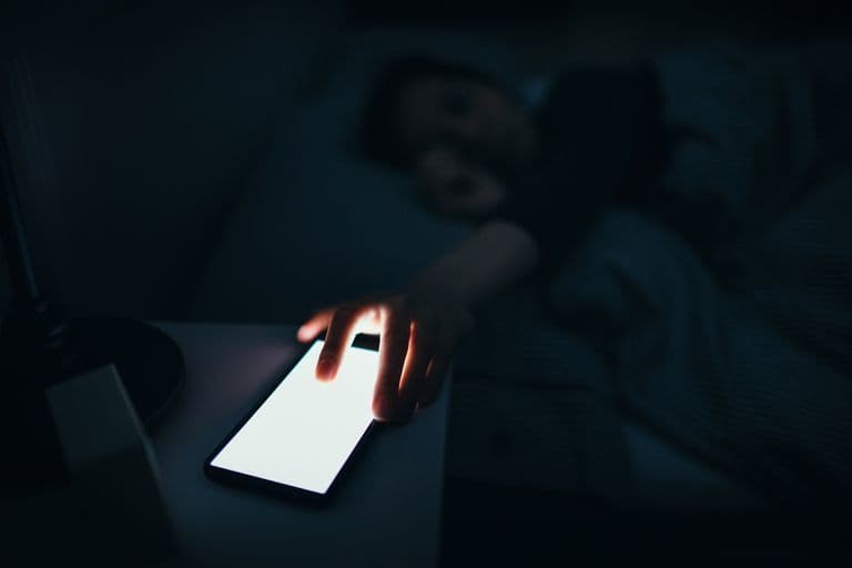Telefonga qaramlik: texnologiyalar bizni qanday tobe qilmoqda?
