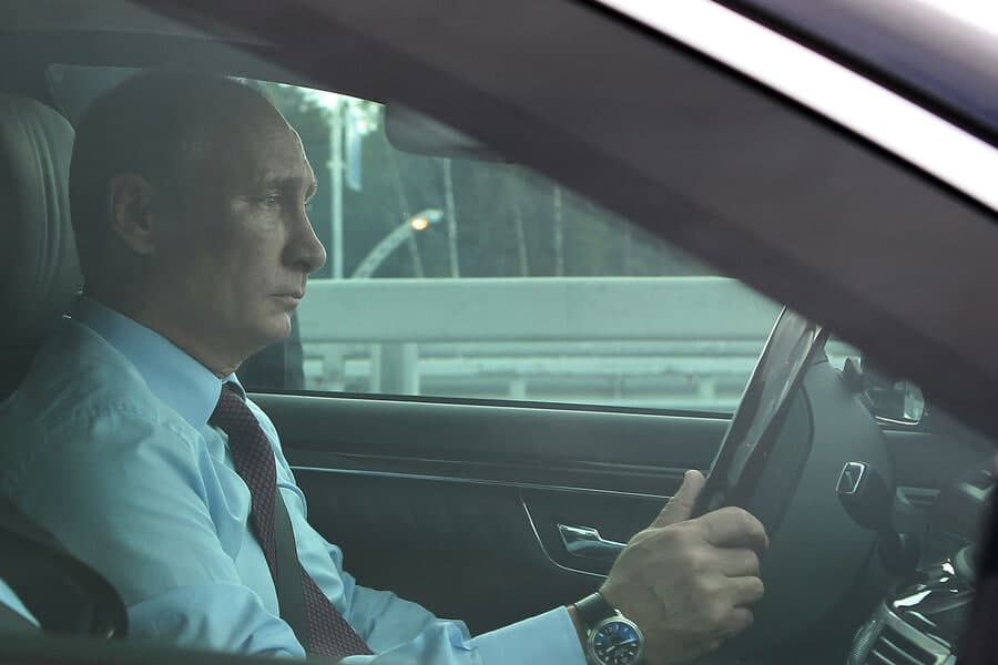 «Ҳеч кимга сездирмасдан». Путин ўзи ҳам машина ҳайдаб туриши ва Москва кўчаларидаги курьерлар ҳақида