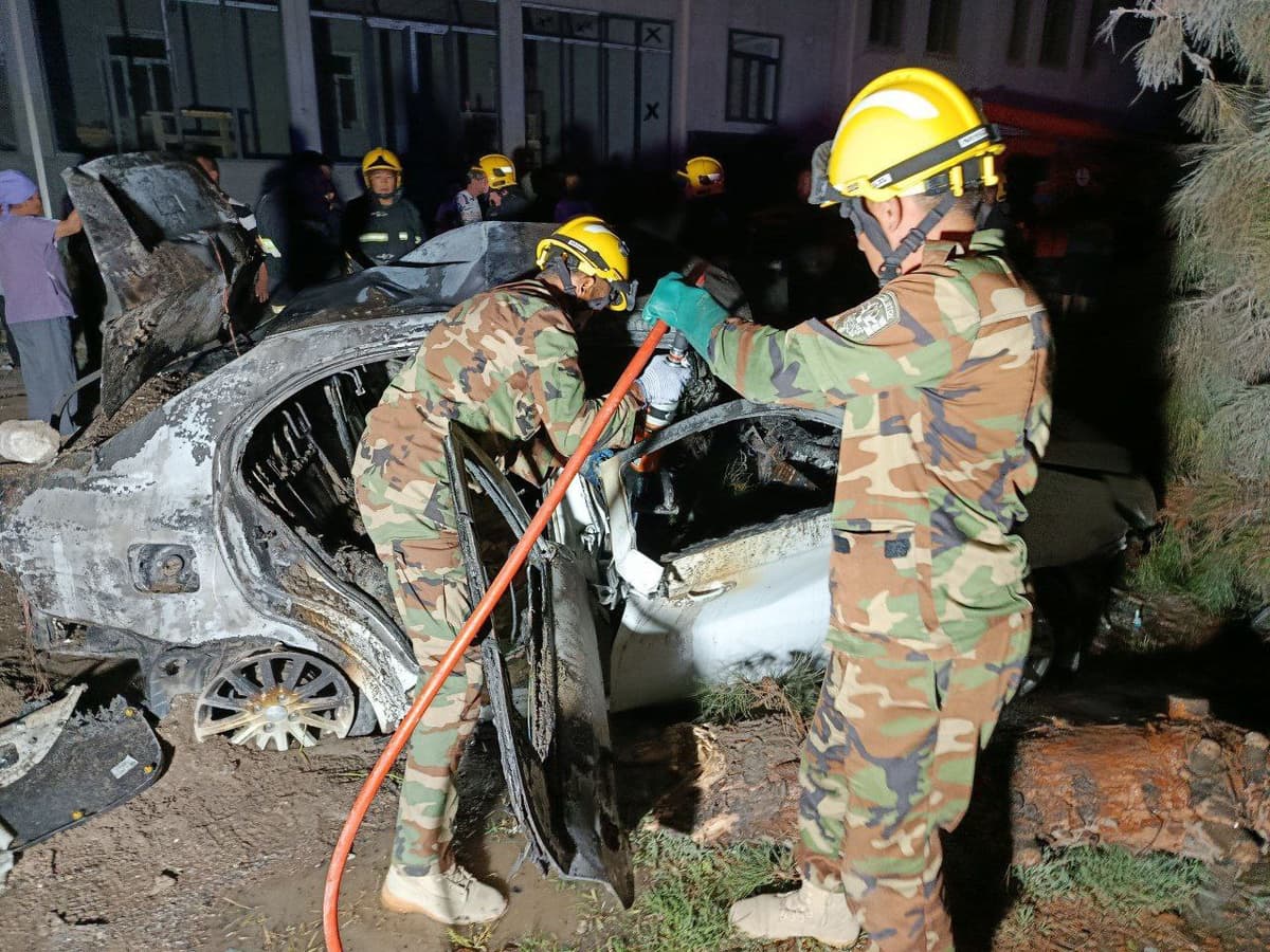 Namanganda daraxtga urilgan Nexia-3 yonib ketdi. Haydovchi halok bo‘ldi