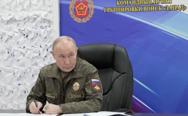 Putin yana harbiy formada yig‘ilish o‘tkazdi. Lavrov Yevropani «tinchlik yo‘lidagi asosiy g‘ov» deb atadi