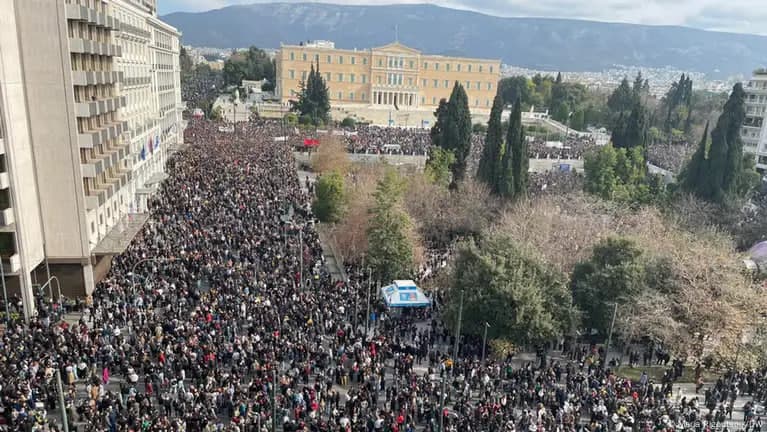 Gretsiyada yirik poyezd avariyasining ikki yilligi munosabati bilan namoyishlar bo‘lib o‘tdi
