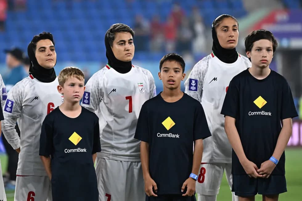 Eron ayollar jamoasi futbolchilari Osiyo kubogida madhiyani kuylamadi. Ularni «xoin»ga chiqarishdi