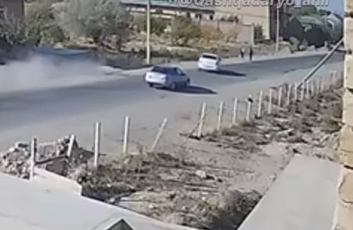 Qashqadaryoda boshqa mashinani quvib o‘tmoqchi bo‘lgan Cobalt piyodani urib yubordi