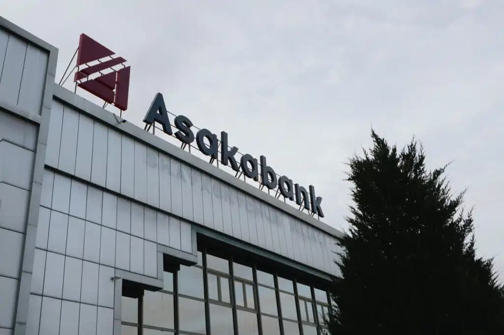 Президент Узбекистана утвердил меры по ускорению приватизации «Асакабанка»