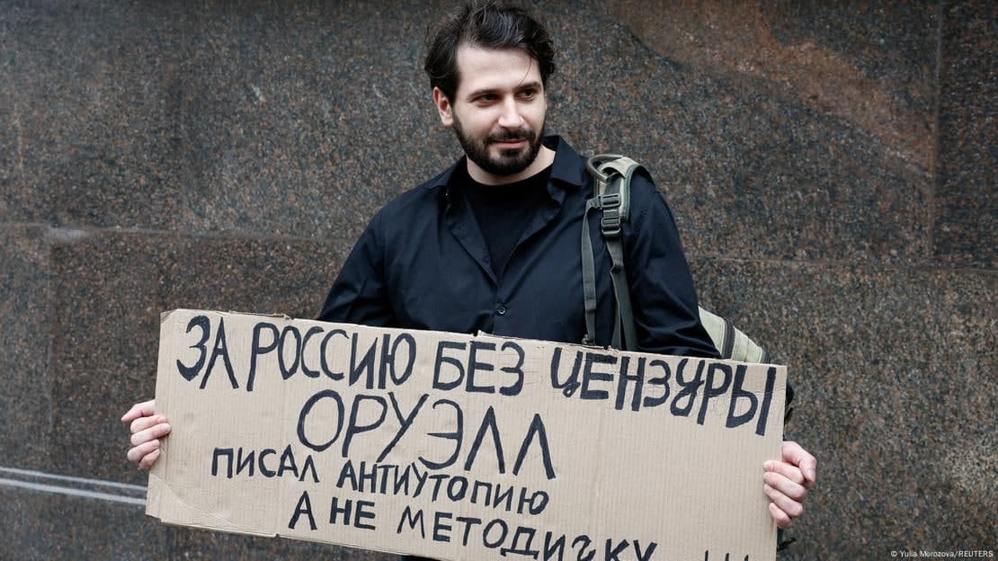 Интернетдаги қидирув учун жарима: Дума яқинида намойишчилар ушланди