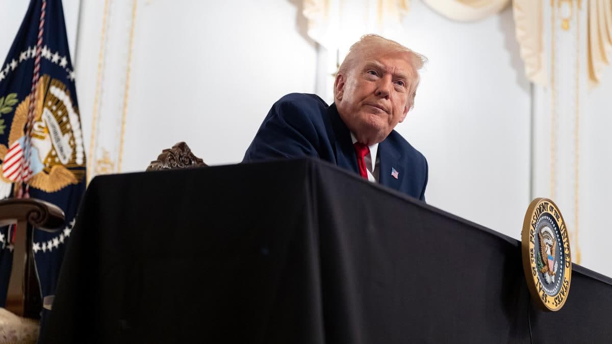 Трамп Байденнинг автоперо билан имзоланган фармонларини бекор қилишини айтди
