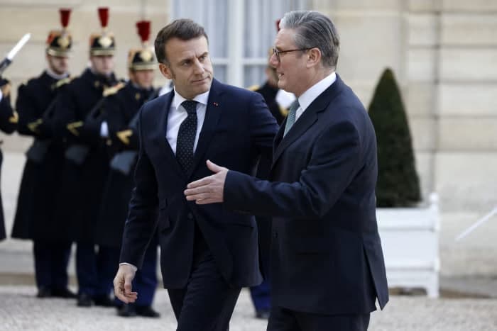 WSJ: Makron va Starmer Tramp bilan Ukrainaga 30 ming harbiy yuborishni muhokama qiladi