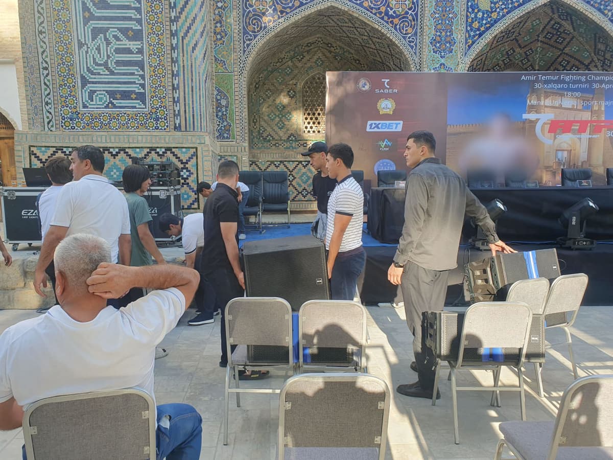 Buxorodagi tarixiy majmua oldida noqonuniy targ‘ibot: MMA turniri bannerida onlayn qimor o‘yini logotipi ham bor